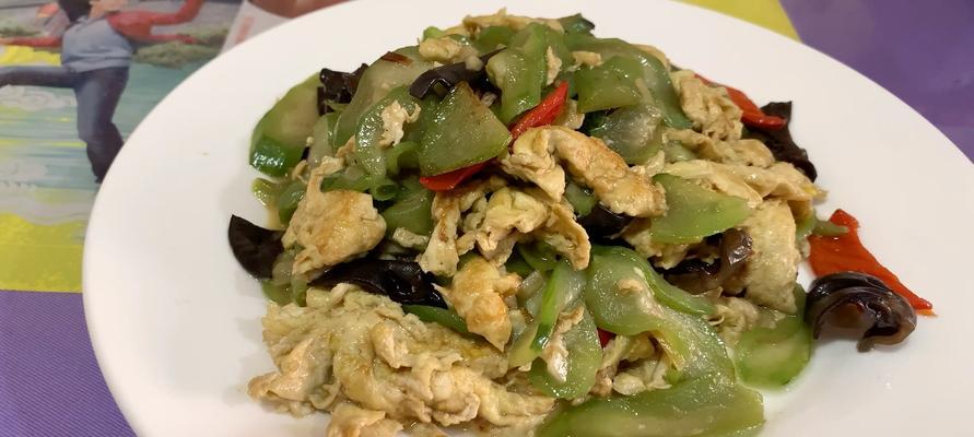 芝麻丝瓜炒鸡蛋的做法（家常美食）