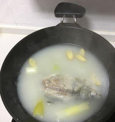 鲫鱼汤怎么做才鲜美？详细步骤解析！