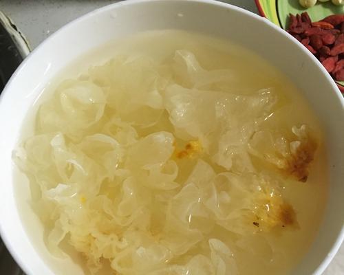 营养滋润的银耳甜汤的做法（多种食材）