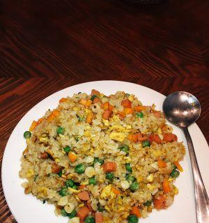 手把手教你自制扬州炒饭（从配料到烹饪）