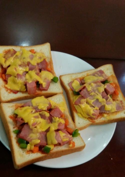 学会制作美味土司披萨（美食家必备的披萨制作方法）