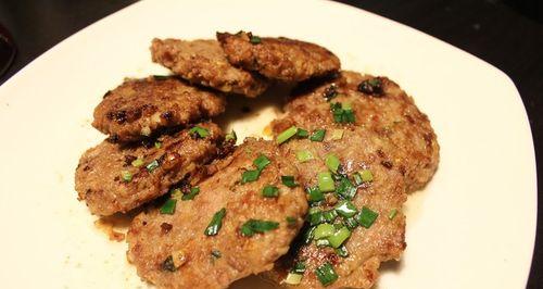 香葱猪肉饼的做法（一道简单又美味的家常菜）