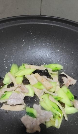 清爽美味，青瓜炒猪耳的做法（做法简单易学）