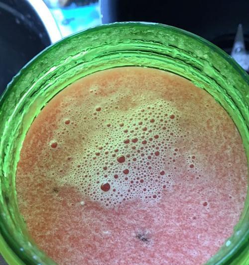 如何制作清凉爽口的西瓜汁（新鲜西瓜汁的制作方法和小技巧）