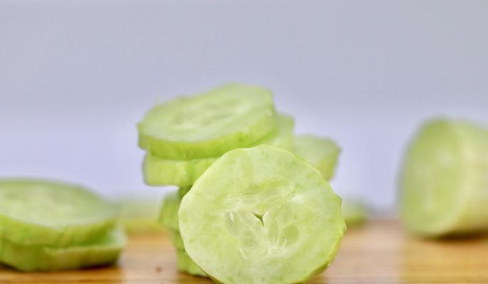 白里透绿，让你的家变成森林（用植物和绿色元素打造自然风格的家居环境）