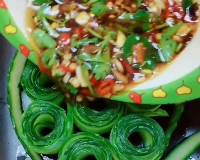 家常酸辣黄瓜的做法（让你轻松学会制作美味酸爽的黄瓜小食）