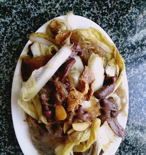 猪肉白菜炖土豆粉条的美味做法（家常菜谱/冬季暖胃好滋味/土豆）