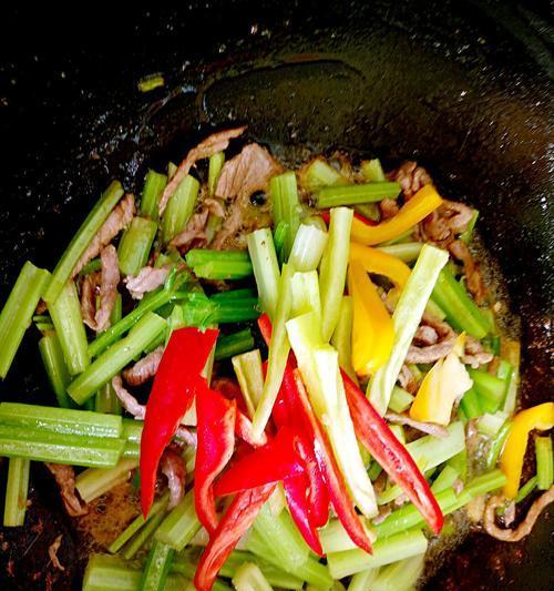 白菜梗子芹菜炒肉丝的做法是什么？步骤详解如何做？