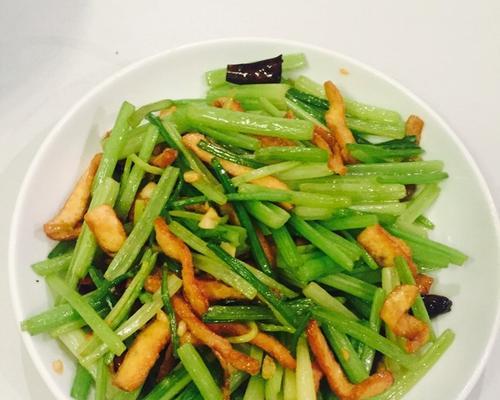 白菜梗子芹菜炒肉丝的做法是什么？步骤详解如何做？