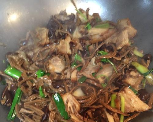茶树菇炒瘦肉的做法是什么？如何炒出鲜嫩多汁的口感？