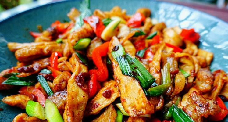 家常美食——以彩椒回锅肉为主题的做法详解（用热锅冷油）