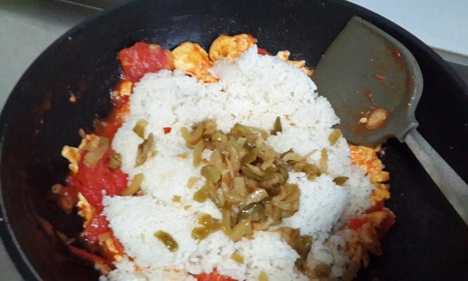 甜菜炒饭怎么做才能留住春天的颜色？