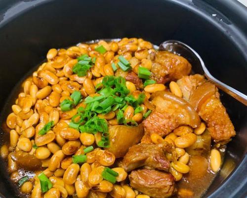 美味健康，试试菜干焖猪肉（用古法烹饪）