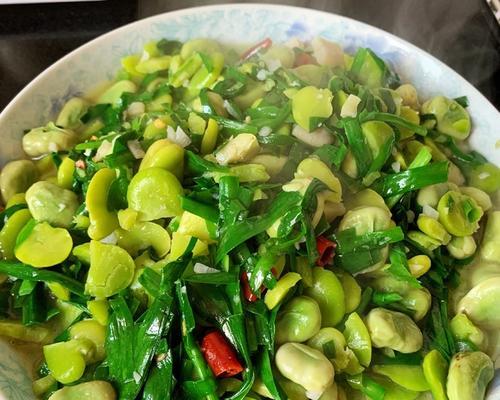 清爽美味蚕豆炒韭菜（享受春天的美味佳肴）