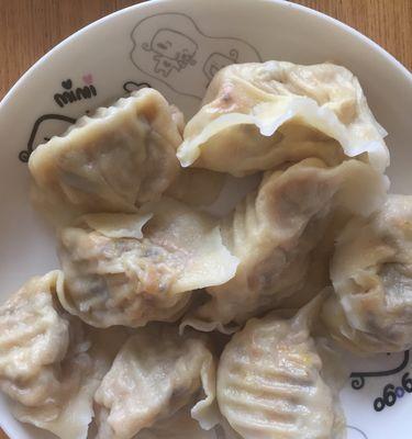 彩色香菇素水饺的制作方法（健康美味的素食选择）