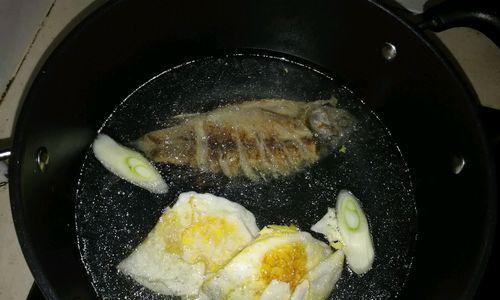 草菇苦瓜鲫鱼汤的做法（健康美味）