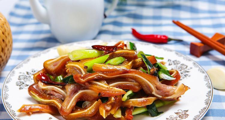 美味营养的猪耳炒荞头（如何做出一道简单又健康的家常菜）