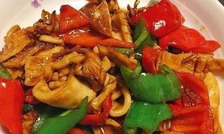 青椒胡萝卜炒鸡丝的做法是什么？如何炒出美味的鸡丝？