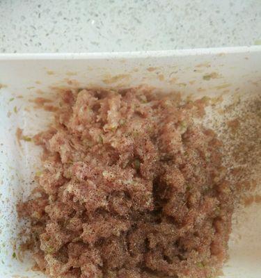 美味可口的猪肉大葱馅饺子（家常美食）