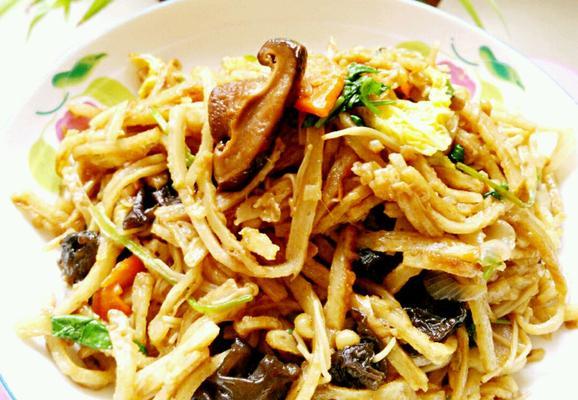 美食教程——以肉丝焖饼为主题的独家做法（肉香四溢）