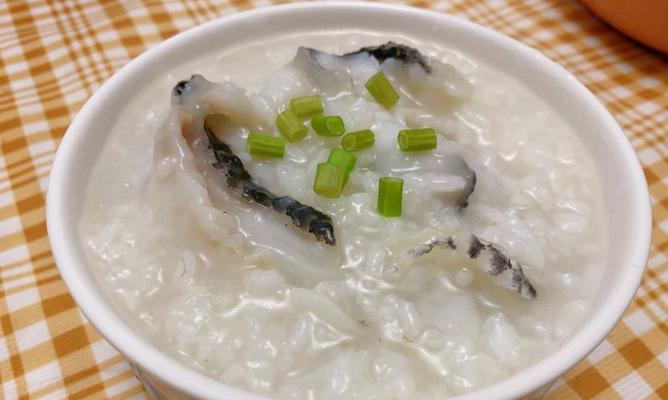 用生菜龙利鱼片制作的美味粥（简单易做的健康早餐）