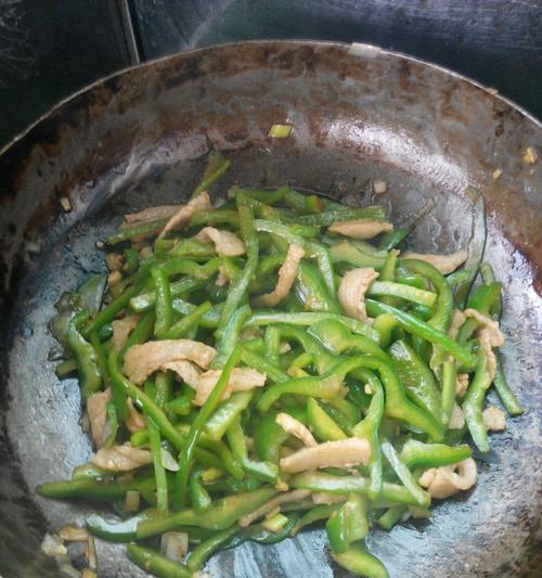 双色甘蓝炒肉丝的做法是什么？如何炒出鲜嫩的肉丝？