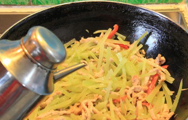 双色甘蓝炒肉丝的做法是什么？如何炒出鲜嫩的肉丝？