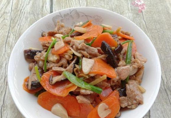 双色甘蓝炒肉丝的做法是什么？如何炒出鲜嫩的肉丝？