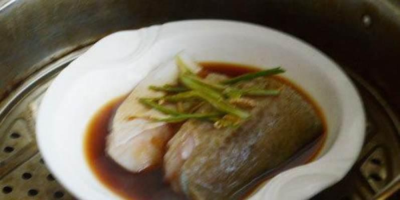 品味美食，掌握蒸鳕鱼的烹饪技巧（健康营养）