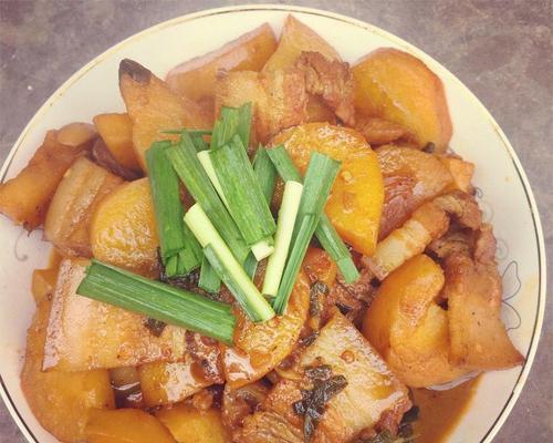 土豆烧五花肉怎么做才好吃？步骤和技巧是什么？