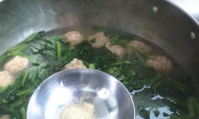 菠菜丸子汤怎么做？有哪些步骤和技巧？
