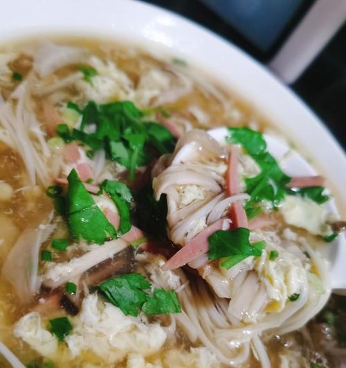 学会做美味酸辣汤，轻松享受美食（手把手教你制作酸辣汤）