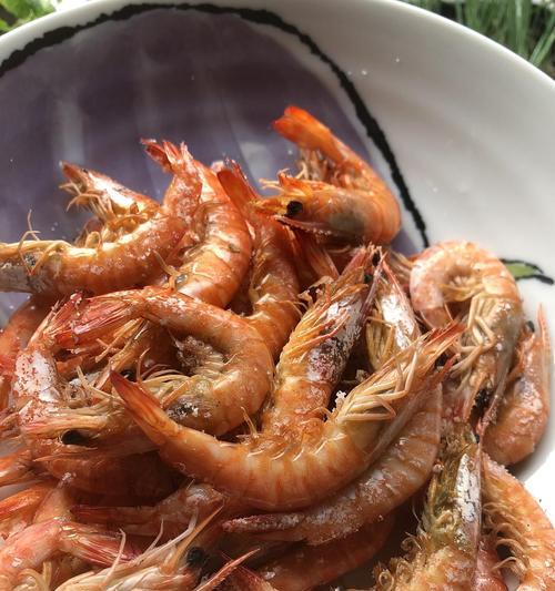 如何在家自制美味的盐焗大虾？步骤和技巧是什么？