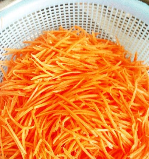 土豆丝炒胡萝卜丝的家常做法（学会这个技巧）