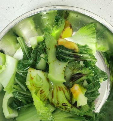 猪脚汤淋芥菜的家常做法（味道鲜美营养丰富）