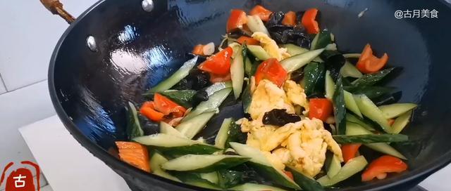 美味菜椒木耳炒鸡蛋（家常做法简单易学）