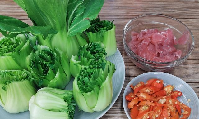 白菜梗炒肉的做法是什么？如何炒出鲜嫩多汁的口感？