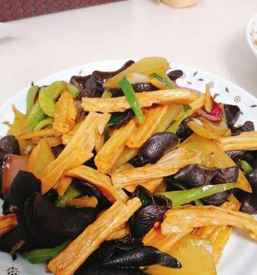 手撕牛肉炒木耳怎么做？步骤和技巧有哪些？