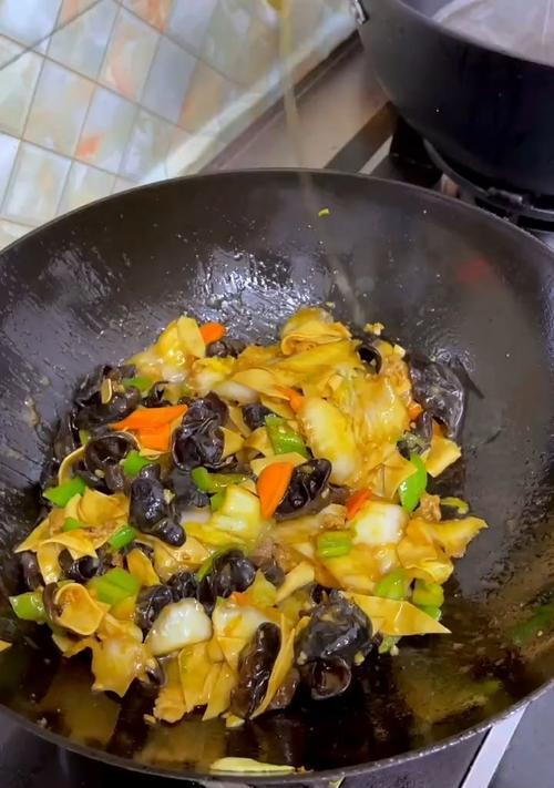 手撕牛肉炒木耳怎么做？步骤和技巧有哪些？