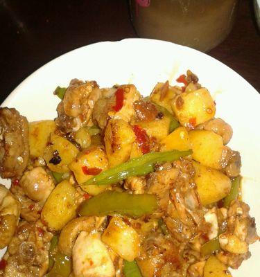 土豆闷鸡肉怎么做？步骤和技巧有哪些？