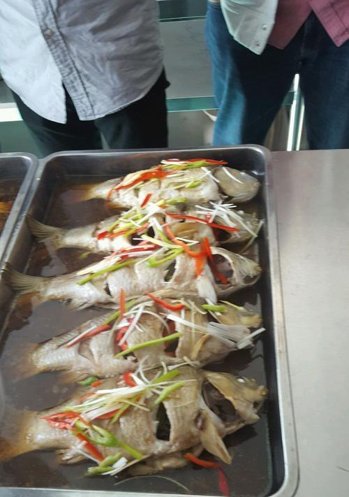 清蒸鲤鱼的做法（传统美味）