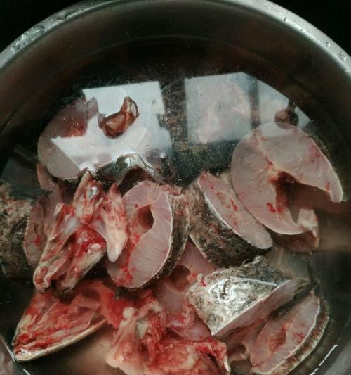 清炖嘎鱼汤的秘诀（家庭厨房的健康美味/清香味浓）