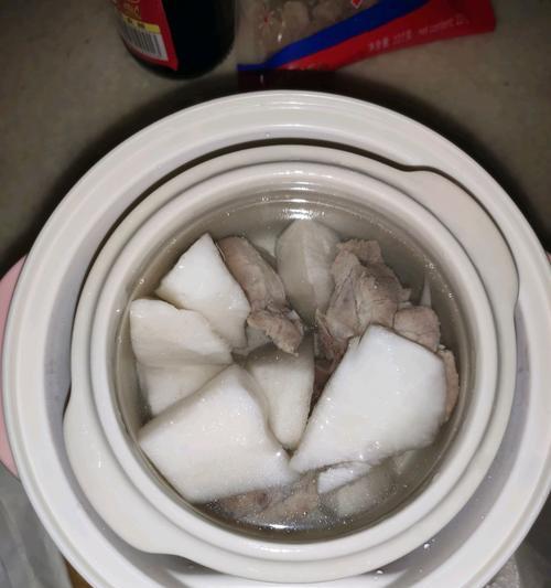 白萝卜盅料理的制作与享用（一道简单而美味的佳肴）