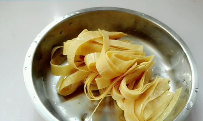 白菜炒杂，美味不容错过（尝鲜季必备的健康佳肴）