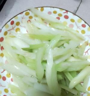 鲜香可口的以西芹炒鸭心（家常美食）