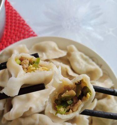 家常制作猪肉青菜馅饺子（传承美味的手艺）