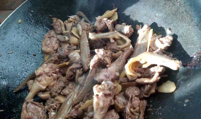 柱侯酱焖鸭，美味易做（以柱侯酱为调味剂）