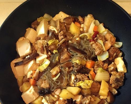 清炖老母鸡的做法是什么？如何保持鸡肉鲜嫩汤味浓郁？