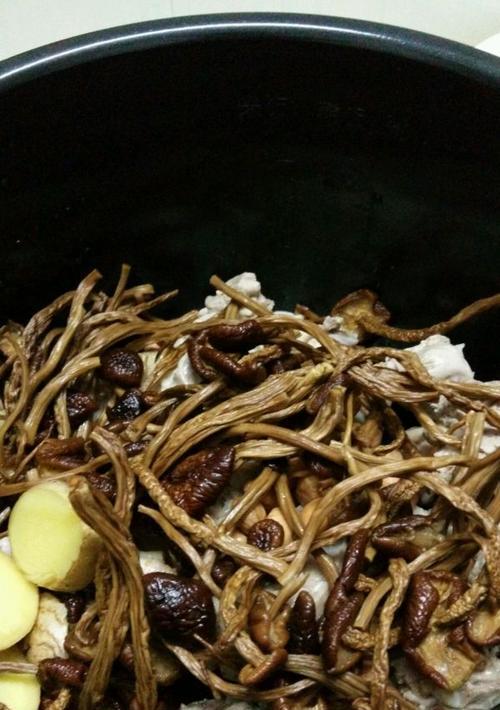 茶树菇老鸭汤的做法（营养丰富的家常美食）