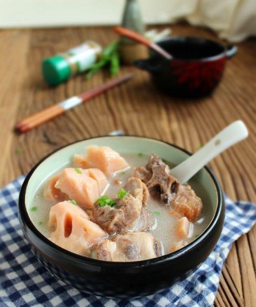 如何制作美味的土豆咸菜汤（一道简单易学的家常菜）